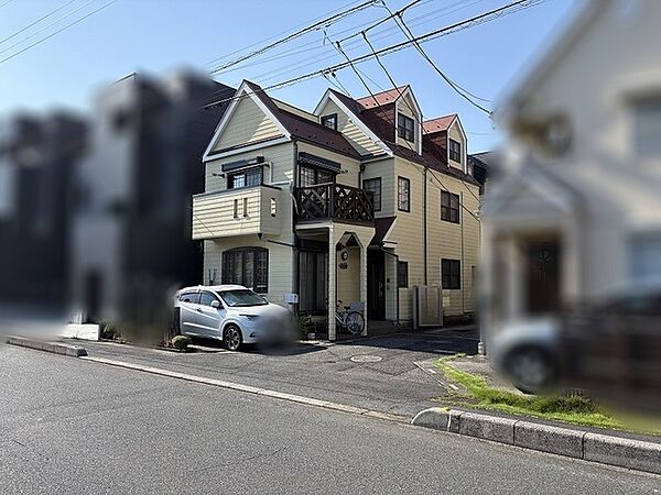街並みに優しく溶け込む、端正で落ち着いた佇まいが日々の暮らしに安らぎを添えてくれる住まいです。