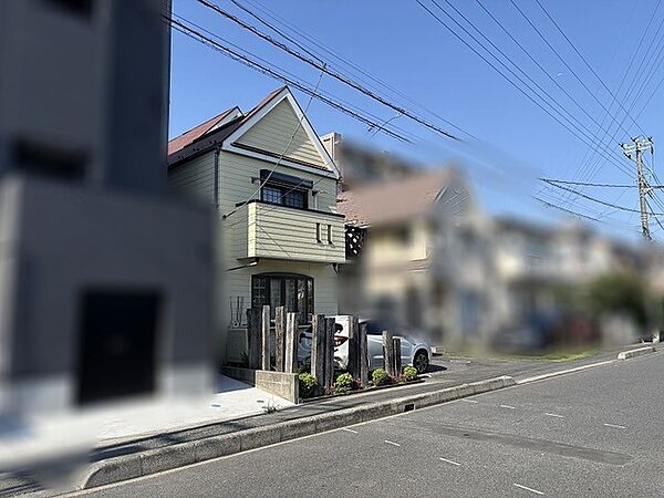 青空に映える柔らかな色合いの外壁が、街並みに穏やかな調和を生み出しています。