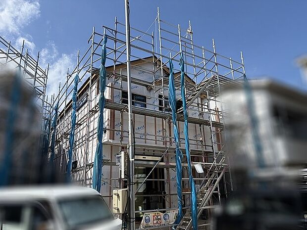 完成へ向けて着実に形作られていく、新たな生活の礎となる住まいの一景です。