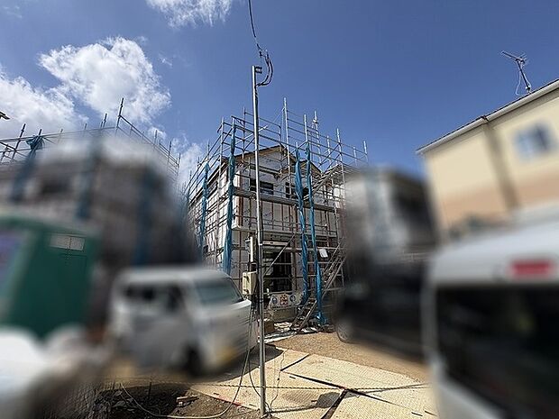 完成へと向かう静かな過程が、新しい暮らしの始まりを予感させる落ち着いた佇まいです。