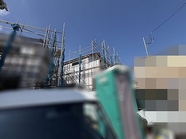 理想の住まいが形作られていく過程を感じる、建設現場ならではの凛とした静寂と期待感が漂う風景です。