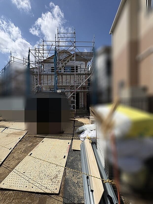 新しい暮らしの形が少しずつ整い、期待と高揚感が高まっていく建築途中の風景です。