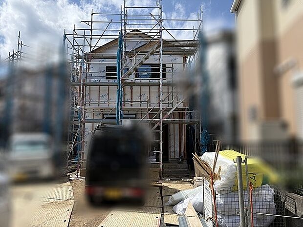 完成へと向かう住まいの姿に、家族の暮らしを育む穏やかな未来への期待が高まります。