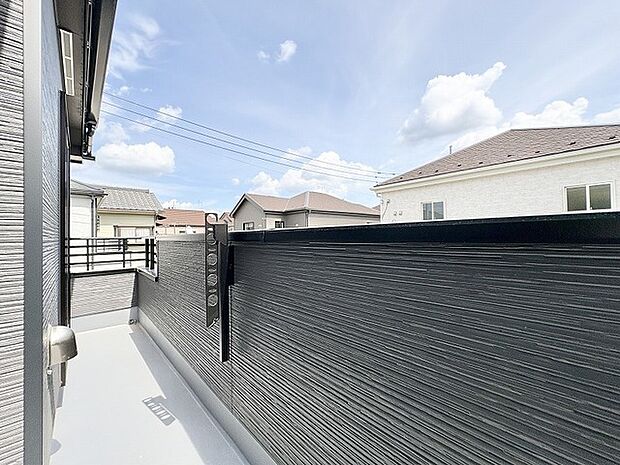 澄み渡る青空を仰ぐ開放的な空間で、心地よい風とゆとりを感じる日常がここから始まります。