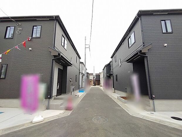 落ち着いた色合いの外観が整然と並び、穏やかな暮らしの時間を育む心地よい住環境です。