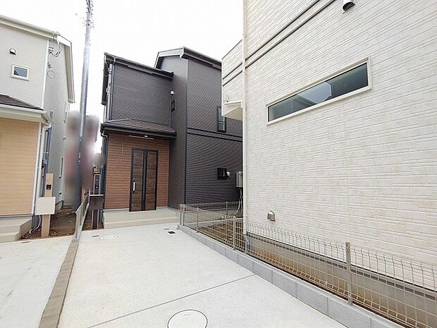 落ち着いた色合いの外壁が調和する、洗練された佇まいを迎えるアプローチです。