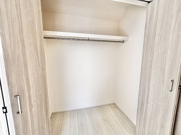 日々の暮らしを整える、余白を大切にしたシンプルで清潔感のある空間が広がっています。