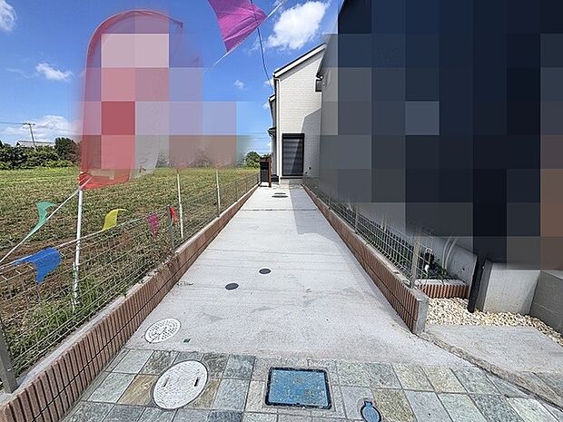 空が開けて見通しがよく、日々の暮らしに心地よい開放感をもたらしてくれる住まいへのアプローチです。