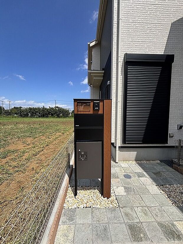 空の広がりを感じる開放的なロケーションと、洗練された外構デザインが調和する心地よい佇まいです。