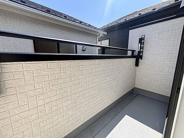 空が身近に感じられる開放的な空間で、静かに深呼吸ができる安らぎのひとときを演出します。