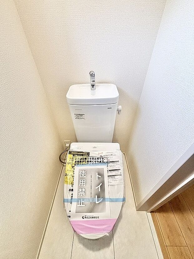 清潔感のある白を基調とした空間で、無駄のないシンプルな佇まいが心地よい暮らしを整えます。