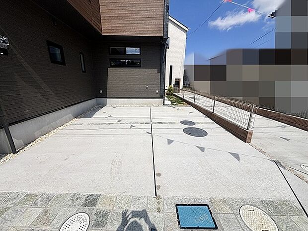 すっきりと整えられた開放的な敷地が、毎日の暮らしにゆとりをもたらします。