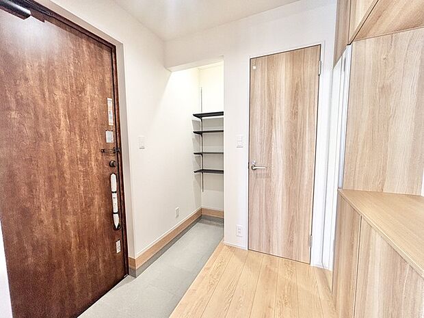 木のぬくもりが優しく出迎えてくれる、落ち着きと調和を感じさせる心地よい空間です。