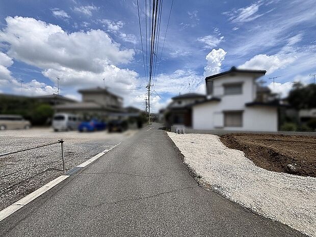 穏やかな空が広がり、落ち着いた街並みに心地よい静けさが流れる住環境です。