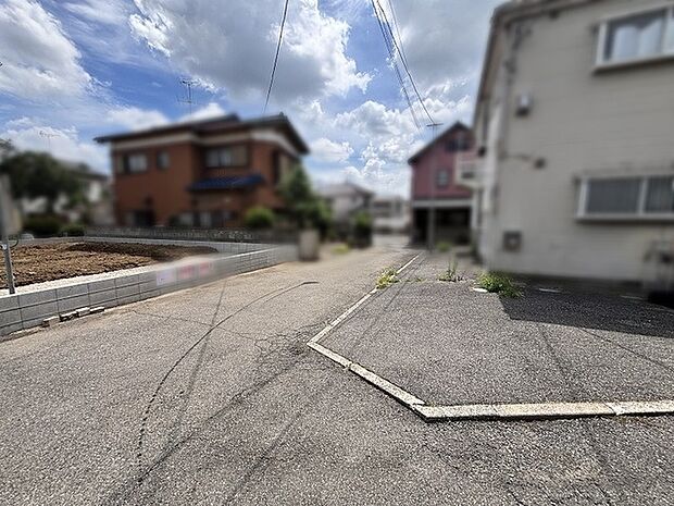 空が広く開放感を感じる、落ち着いた佇まいの閑静な住宅街の風景です。