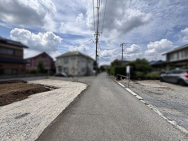 穏やかな空が広がる、落ち着いた雰囲気の住宅街に位置するゆとりある敷地です。