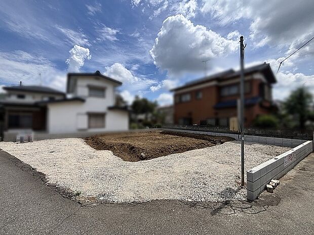 青空のもと、新しい暮らしの始まりを静かに予感させるゆとりある敷地です。