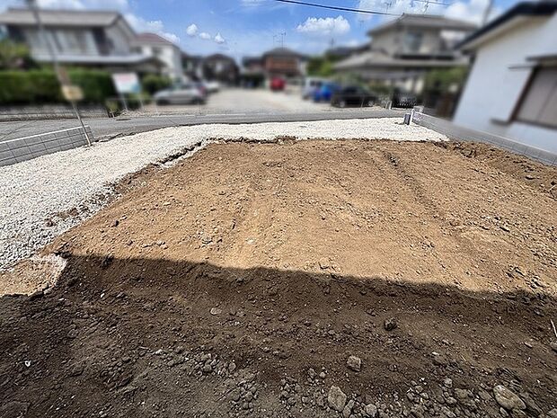 穏やかな住宅街の一角に広がる、住まいの理想を自由に描き出せるまっさらな空間です。