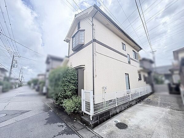 穏やかな街並みに馴染む落ち着いた佇まいで、日々の暮らしに心地よい安らぎをもたらしてくれる住まいです。