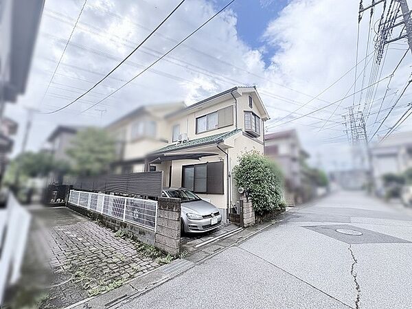 穏やかな街並みに溶け込み、日々の暮らしに安らぎをもたらす落ち着いた佇まいの住まいです。