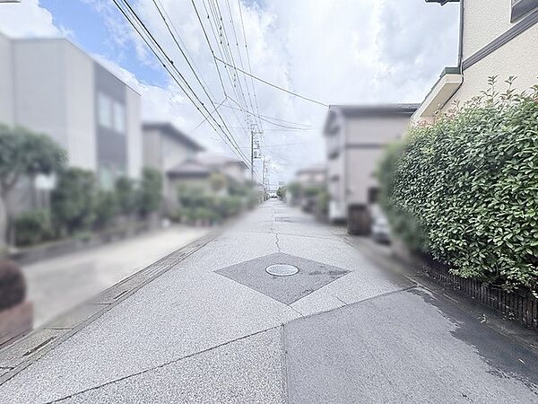 周囲の植栽が穏やかな彩りを添える、静けさと心地よい開放感に包まれた暮らしの舞台。