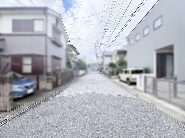 穏やかな日常の気配が漂う、落ち着きのある住宅街の佇まいが心地よい暮らしを予感させます。