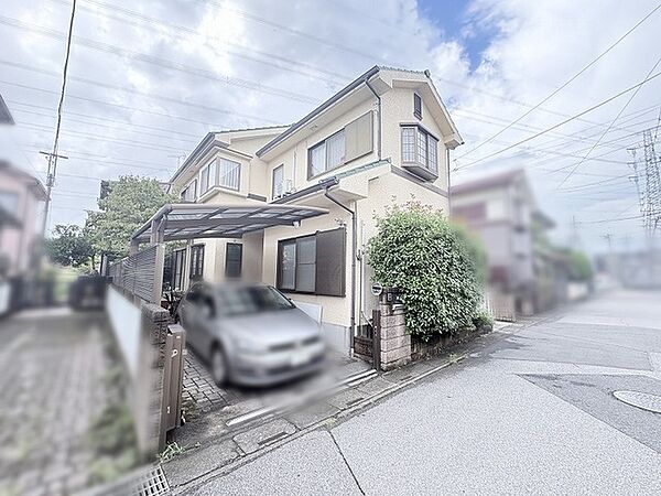 落ち着いた街並みに溶け込む、端正な佇まいが家族の暮らしを穏やかに包み込みます。