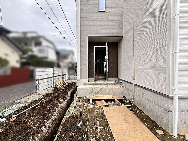 洗練された外観デザインが日常へと誘う落ち着いた佇まいのアプローチ