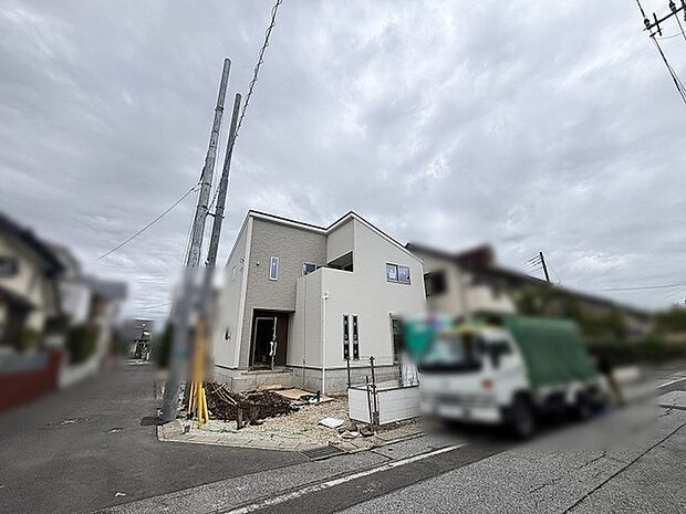 落ち着いた色合いの外壁が上品な佇まいを演出するすっきりと整った外観です