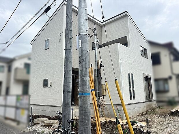 洗練された佇まいが街並みに溶け込む落ち着きのある外観デザイン