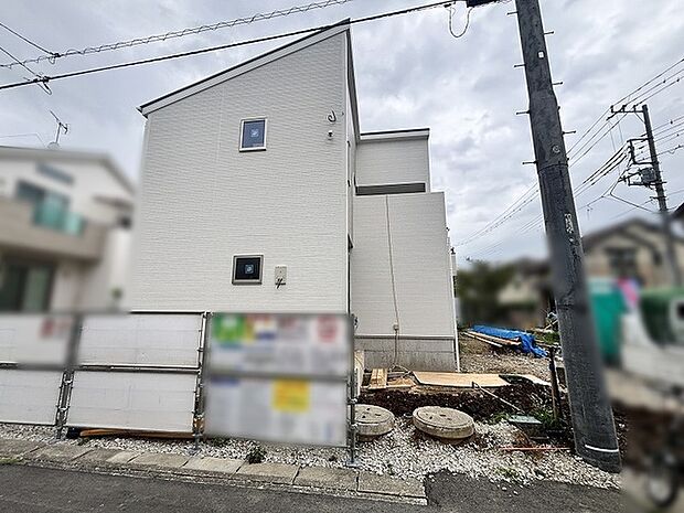 洗練されたシルエットが街並みに溶け込む、落ち着いた佇まいの住まい。