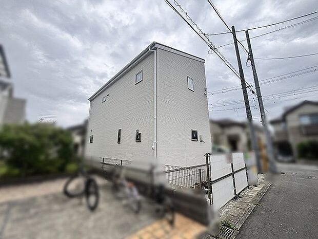 落ち着いた色合いの外観が青空の下で心地よく佇む佇まいです