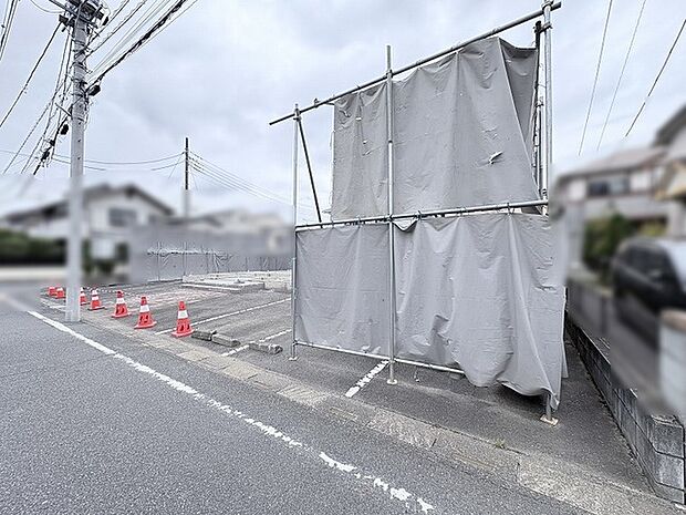 これからの暮らしを自由に描き出せる、整えられた落ち着きのある敷地です。