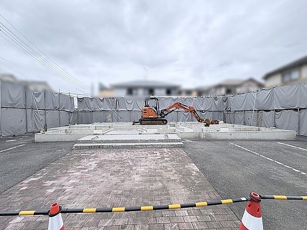 住まいの基礎が形づくられ、これからの暮らしが静かに始まろうとしています。