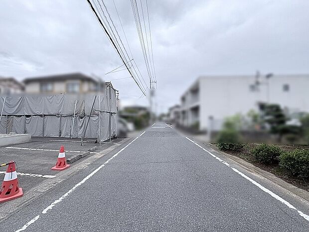 落ち着いた住宅街の雰囲気が漂う、日々の暮らしに寄り添う穏やかな街並みです。