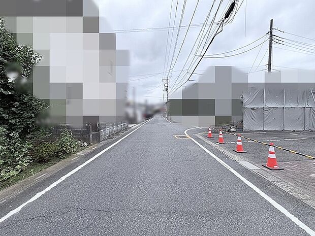 落ち着いた街並みに溶け込み、日々の暮らしに穏やかな静寂をもたらす住環境が広がっています。