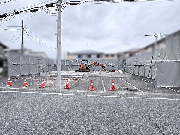 新しい暮らしの基盤となる場所として、期待と静けさが同居する開発区画の様子です。