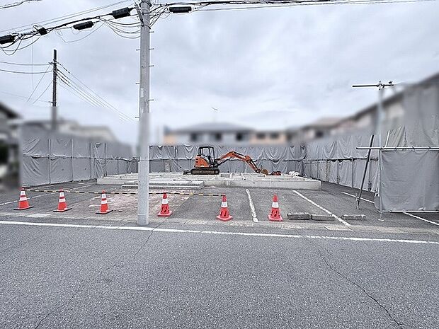 新しい暮らしの基盤となる場所として、期待と静けさが同居する開発区画の様子です。