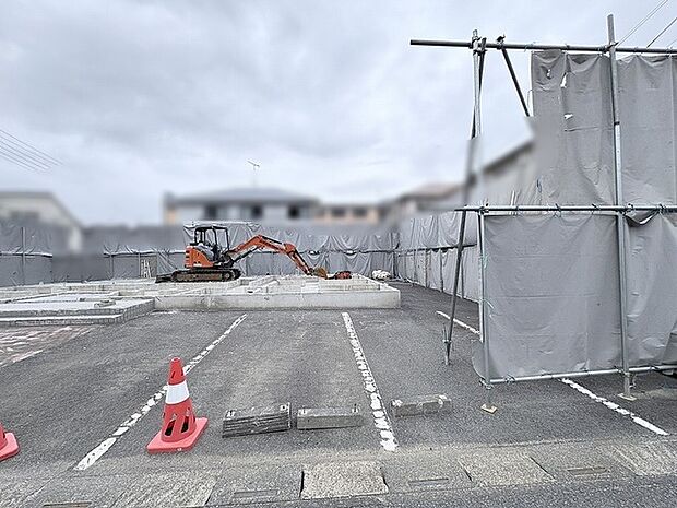 新しい暮らしの基盤がここから築かれていく、静かな建築の始まりを感じさせる風景です。