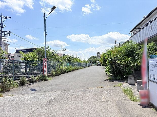 前面道路は広く通行量も少ない場所です。