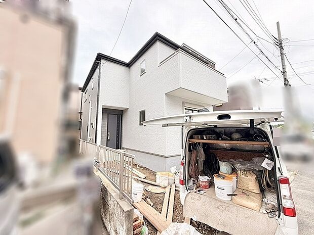 洗練された外観デザインが街並みに調和する、落ち着いた佇まいの住まいです。