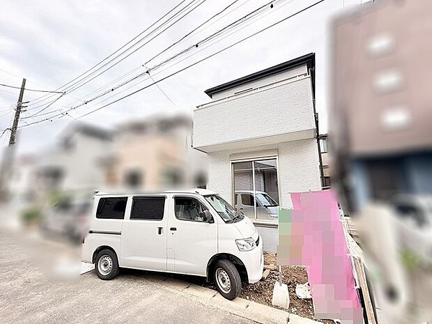 周囲の街並みに穏やかに溶け込む、すっきりと洗練された佇まいの外観です。