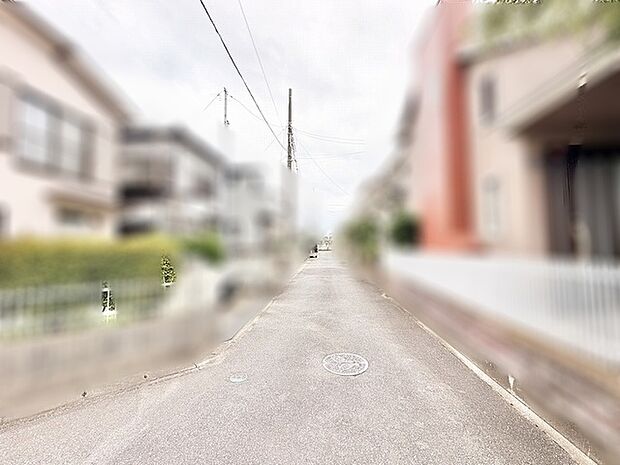 穏やかな空気が流れる落ち着いた住環境が広がり、日々の暮らしに心地よいゆとりをもたらしてくれる道並みです。