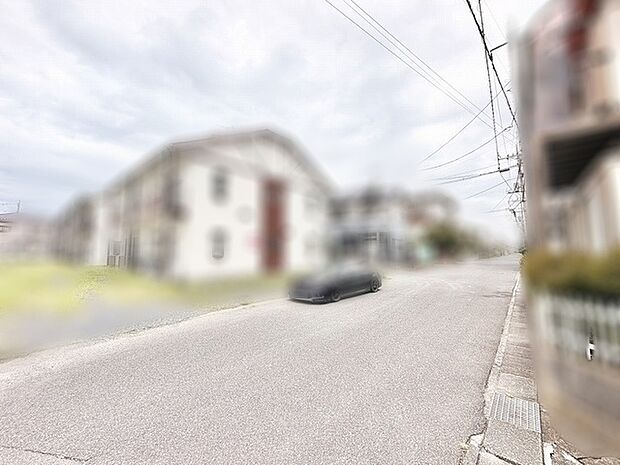 空が広く見渡せる開放的なロケーションに佇み、日々の暮らしに心地よいゆとりをもたらす閑静な住環境