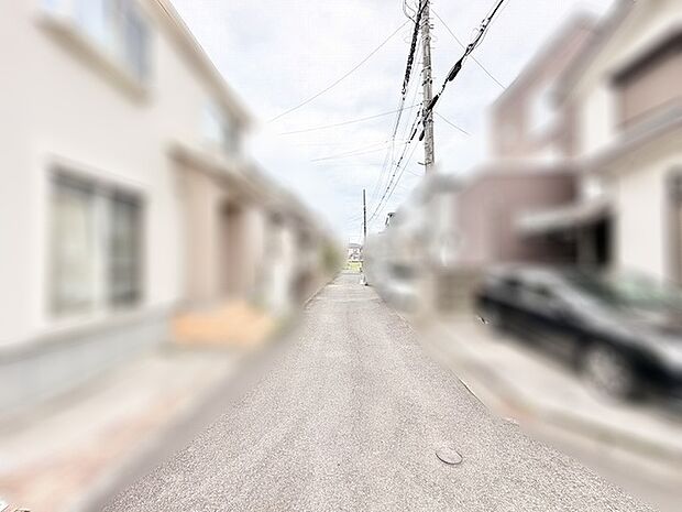 穏やかな時間が流れる落ち着いた住宅街の美しい風景です。