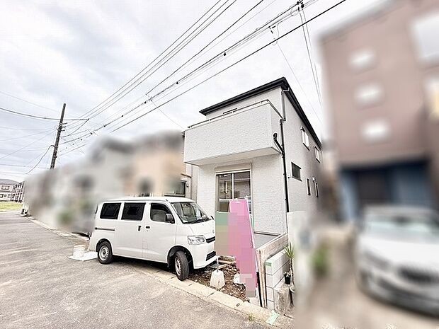 落ち着いた街並みに溶け込むシンプルで洗練された外観デザイン