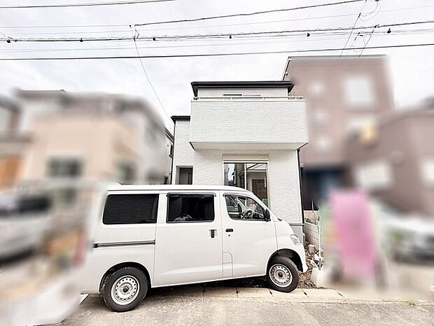 街並みに調和するすっきりとした佇まいが日々の暮らしに心地よさをもたらす外観です