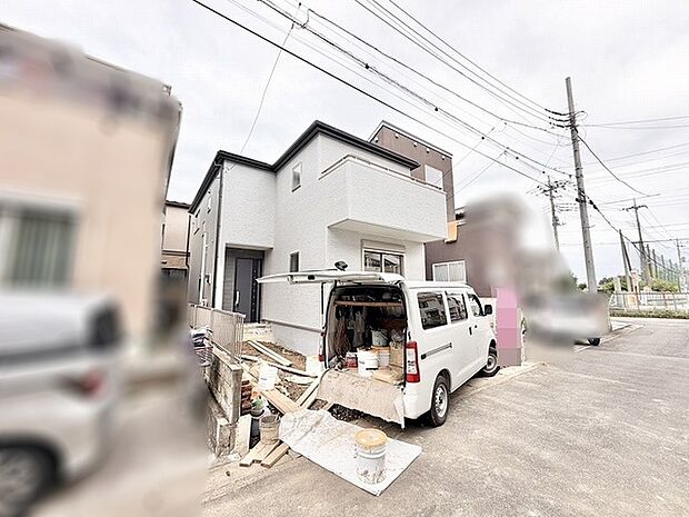 洗練された白い外観が青空に映える、静かな住宅街に佇む住まい
