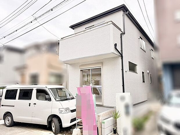 洗練された白い外観が青空に映える、すっきりと落ち着いた佇まいの住まい。