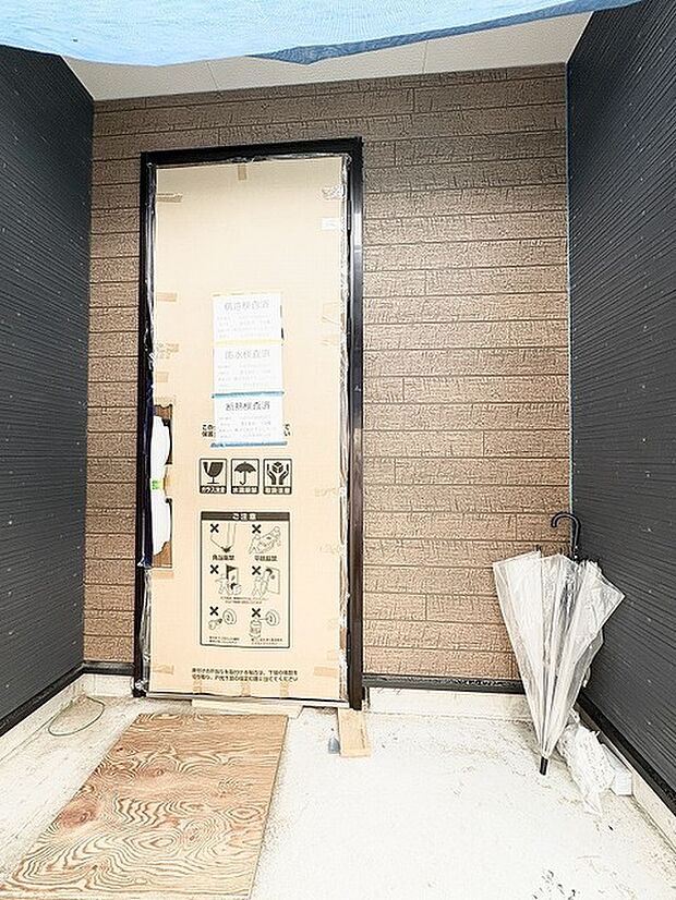 落ち着いた色合いの外壁がアクセントとなる、上品で洗練された佇まいの玄関周りです。